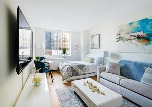 纽约Modern Studio Apartment At East Side的客厅配有沙发和桌子