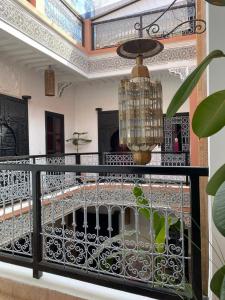 马拉喀什里亚德雨果摩洛哥传统庭院住宅旅馆的阳台配有吊灯和客房。