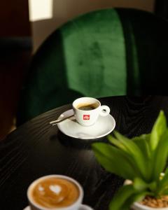 阿伯丁Leonardo Hotel Aberdeen的坐在桌子上喝杯咖啡