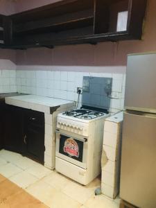 阿鲁沙Arusha homestay的客房内的厨房配有老炉灶