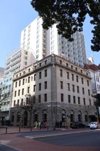开普敦Private Luxury Residence 906 at TAJ Cape Town的一座位于城市街道上的古老建筑,拥有高大的建筑