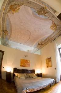 MelazzoVilla Scati Bed and Breakfast的一间卧室设有一张带天花板的大床