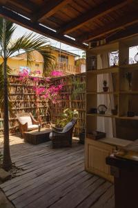曼克拉Eco Lodge Mancora的庭院设有带椅子和棕榈树的图书馆。