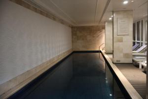 开普敦Private Luxury Residence 906 at TAJ Cape Town的游泳池位于客房中间