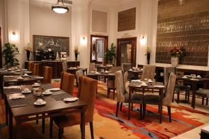开普敦Private Luxury Residence 906 at TAJ Cape Town的餐厅内带桌椅的用餐室