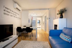 里斯本希亚多广场公寓 | 里斯本百斯特公寓的客厅配有蓝色的沙发和桌子