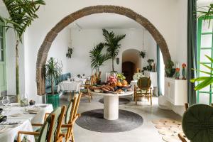 阿索马达Hotel Cesar Lanzarote的用餐室配有餐桌和食物