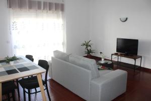 拉戈斯Guesthouse Felicidade的客厅配有沙发和桌子