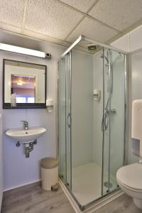 罗伯特维尔Chez Phil的一间带玻璃淋浴和水槽的浴室