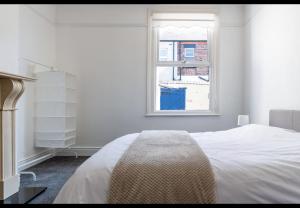 利物浦Simply Good Night l Penny Lane的白色的卧室设有床和窗户