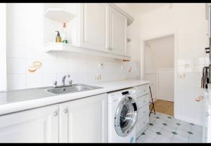 利物浦Simply Good Night l Penny Lane的白色的厨房配有洗衣机