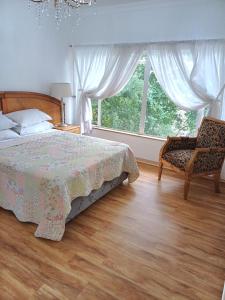 比勒陀利亚@336 Bourke的卧室配有床、椅子和窗户。