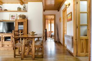 巴尔德利纳雷斯Casa Beatriz Valdelinares的一间带木桌和椅子的用餐室