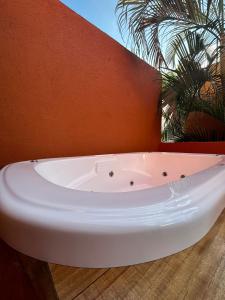 坎昆Casa Spa Palmeras - Habitación Privada的壁边的白色浴缸