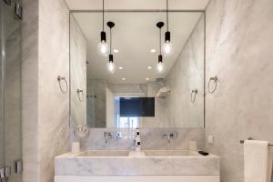 里斯本希亚多梅西公寓 | 里斯本最佳公寓的一间带两个盥洗盆和大镜子的浴室