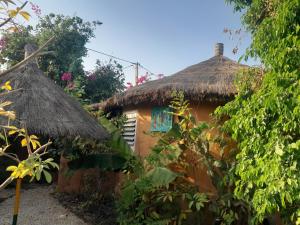 PoponguineCampement Baobab的茅草屋顶的小房子