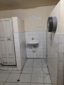 ChalhuancaHOTEL ZEGARRA的一间带水槽和卫生间的浴室