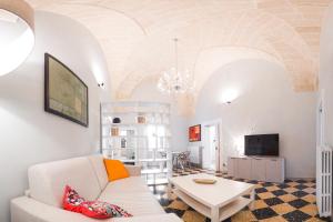 塔兰托Arabesque Luxury Apartment - Roof Garden的客厅配有白色的沙发和桌子