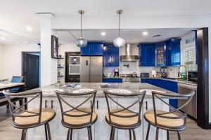克利尔沃特Beautiful Clearwater home!的厨房配有蓝色橱柜和桌椅