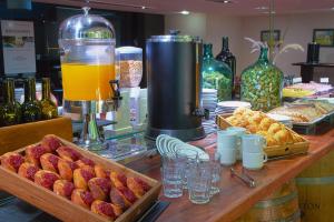 门多萨拉宜斯艾克卡吉酒店的吧台,酒吧提供面包、果汁和食物