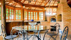 因达亚图巴Casa Europeia com Lareira & Piscina em Indaiatuba的厨房配有玻璃桌和椅子