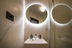 奥拉迪亚Mustang Boutique Rooms的一间带水槽和镜子的浴室