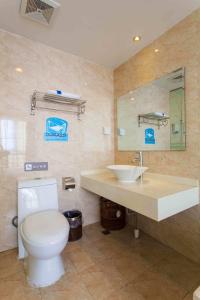华阴7天华阴华山景区店的浴室配有白色卫生间和盥洗盆。