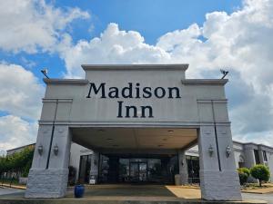 麦迪逊Madison Inn & Suites的一座名叫麦迪逊的旅馆