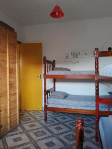 雷森迪Hostel Resende的一间卧室设有两张双层床和一扇门