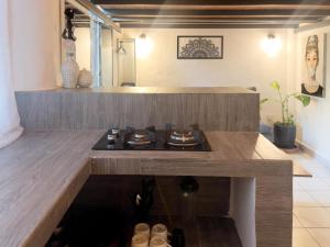 萨尤利塔Best Location in Sayulita - Walk to Everything的厨房配有木桌和炉灶