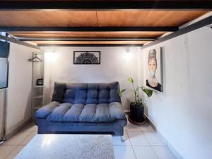 萨尤利塔Best Location in Sayulita - Walk to Everything的客厅里设有蓝色沙发