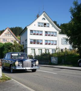 ObereggBergnestli的停在白色建筑前的旧车