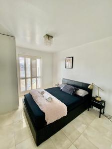 BelvedereCaptivating 1-Bed Apartment Greater London的一间卧室,卧室内配有一张大床