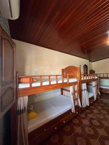 博阿维斯塔Hostel Roraima的房屋内带两张双层床的客房