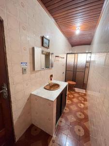博阿维斯塔Hostel Roraima的一间带水槽和镜子的浴室