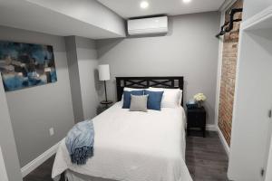 温莎12- Exec 1BD-Wifi-AC-Workspace的一间卧室配有一张带蓝色枕头的床