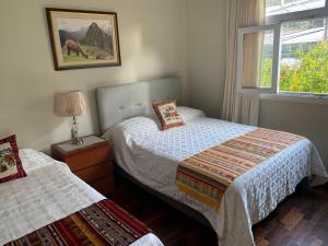 利马Peruvian House - Miraflores的一间卧室设有两张床和窗户。