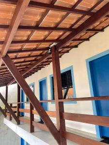 阿布拉奥Suite Grega 5- Centro da Vila Abrãao的带有蓝色窗户的房子的木屋顶