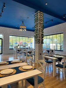 伊斯梅尔雷Qızıl Farel (Ailəvi İstirahət Mərkəzi)的一间设有桌椅的用餐室和蓝色的天花板