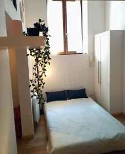 格勒诺布尔Le Paisible - Gare - Duplex - Garage privé - Netflix的一间带床的卧室,位于带窗户的房间内