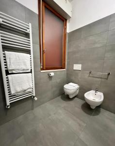廖洛泰尔梅ZAPPI CYCLING HOTEL的一间带卫生间和水槽的浴室