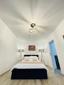 瓦特拉多尔内Apartament CHIC的一间卧室配有一张床和两盏灯。