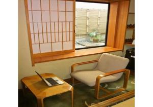 酒田市Wakaba Ryokan / Vacation STAY 29370的一间带椅子和一张桌子及一台笔记本电脑的房间