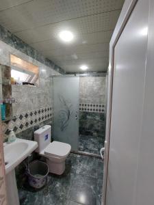 连科兰Lenkeran Seaside的带淋浴、卫生间和盥洗盆的浴室