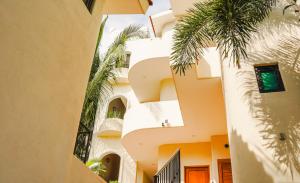 萨尤利塔拉斯奎纳公寓式酒店的两座棕榈树建筑之间的小巷