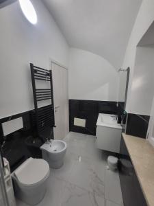 韦尔切利Casa Veronica的白色的浴室设有卫生间和水槽。