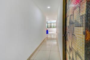 KhandagiriSPOT ON Hotel Utrishree的走廊上设有门和马赛克瓷砖墙