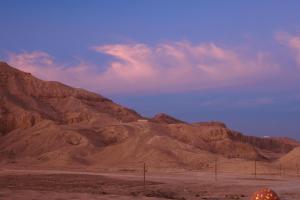 卢克索El Hanna Valley View的沙漠中间的山