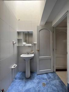洛哈Casa vacacional ideal para familias / Los Reyes的白色的浴室设有水槽和门