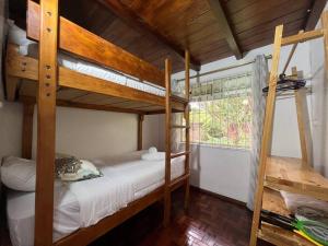洛哈Casa vacacional ideal para familias / Los Reyes的一间卧室设有两张双层床和一扇窗户。